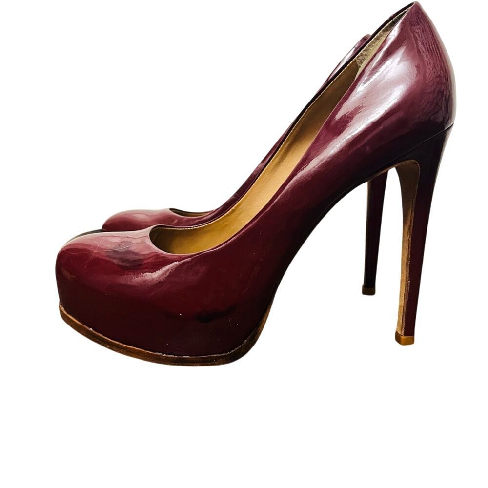 Pour Le Victoire Kelsie Dagger Cranberry Platform Pump. Round toe.